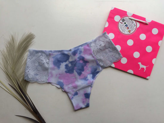 Imagen de PINK Panty Cheekster No- Show Lila Tie Dye Detalle de Encaje